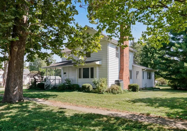 Photo 2 of Single family home for sale at 300 S Jackson St, Flanagan, IL 61740 | MLS# 12755145 | Listing updated on 2026-10-16