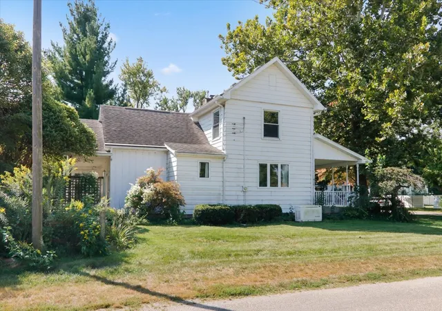 Photo 3 of Single family home for sale at 300 S Jackson St, Flanagan, IL 61740 | MLS# 12755145 | Listing updated on 2026-10-16