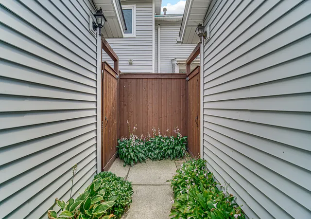 Photo 3 of Townhouse for sale at 368 Dogwood Ter, Buffalo Grove, IL 60089 | MLS# 12755192 | Listing updated on 2026-09-24