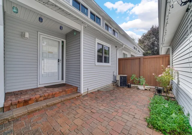 Photo 3 of Townhouse for sale at 368 Dogwood Ter, Buffalo Grove, IL 60089 | MLS# 12755192 | Listing updated on 2026-09-24