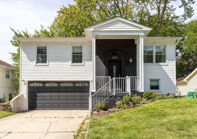 Photo 1 of Single family home for sale at 690 Macarthur Dr, Buffalo Grove, IL 60089 | MLS# 12755210 | Listing updated on 2026-09-27
