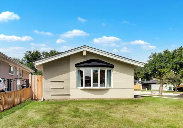 Photo 1 of Sale Pending at 3 W White Oak St, Arlington Heights, IL 60005 | MLS# 12755228 | Listing updated on 2026-10-07