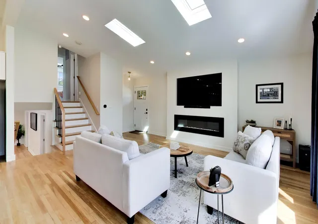 Photo 3 of Sale Pending at 3 W White Oak St, Arlington Heights, IL 60005 | MLS# 12755228 | Listing updated on 2026-10-07