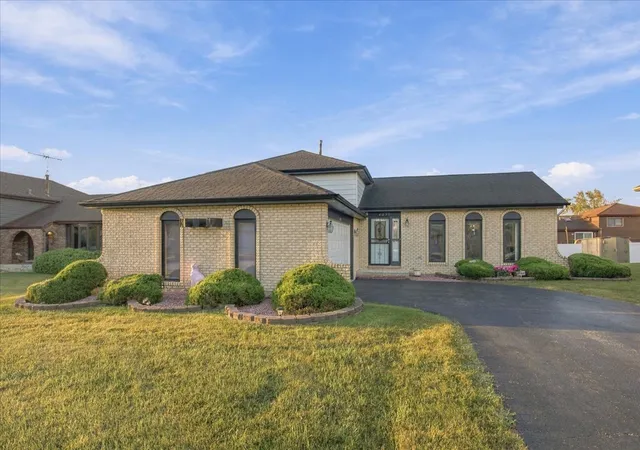 Single family home for sale at 6239 White Birch Ln, Matteson, IL 60443 | MLS# 12755235