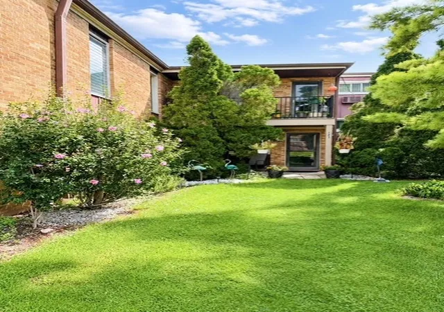 Listing Photo 2 - Condo for sale in building located at 120A Collen Dr, Lombard, IL 60148 - Unit #123