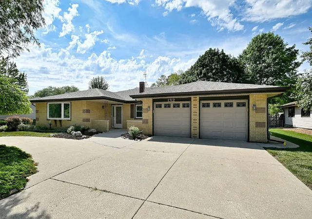 Photo 1 of Single family home for sale at 132 S Staffire Drs, Schaumburg, IL 60193 | MLS# 12755245 | Listing updated on 2026-09-24