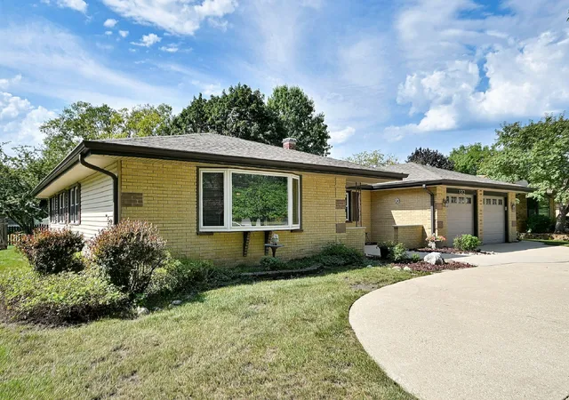 Photo 2 of Single family home for sale at 132 S Staffire Drs, Schaumburg, IL 60193 | MLS# 12755245 | Listing updated on 2026-09-24