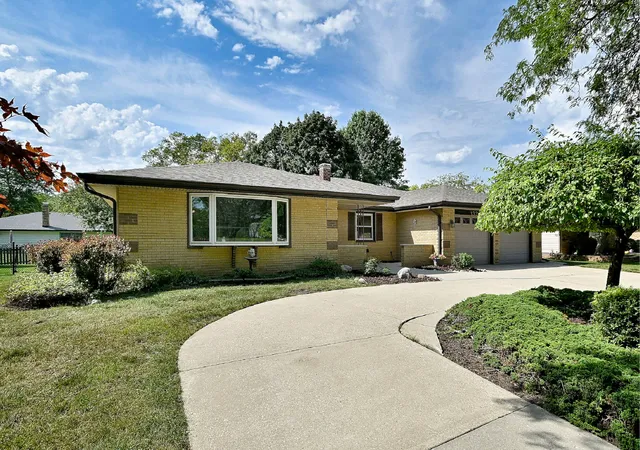 Photo 3 of Single family home for sale at 132 S Staffire Drs, Schaumburg, IL 60193 | MLS# 12755245 | Listing updated on 2026-09-24