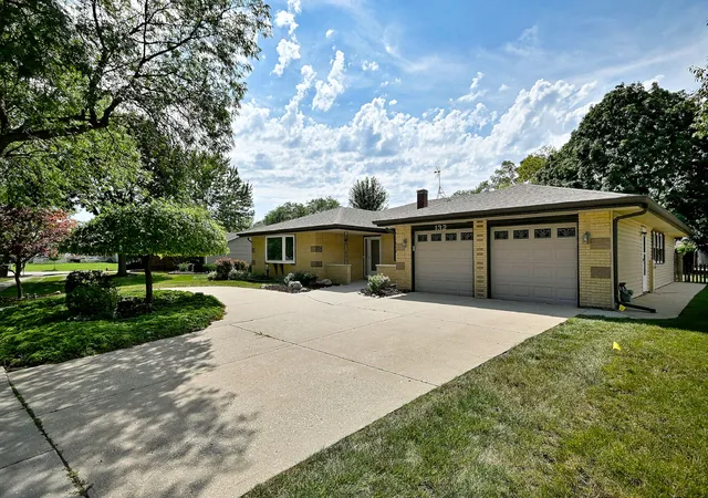 Photo 3 of Single family home for sale at 132 S Staffire Drs, Schaumburg, IL 60193 | MLS# 12755245 | Listing updated on 2026-09-24