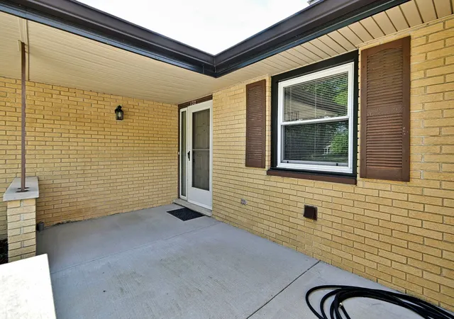 Photo 4 of Single family home for sale at 132 S Staffire Drs, Schaumburg, IL 60193 | MLS# 12755245 | Listing updated on 2026-09-24
