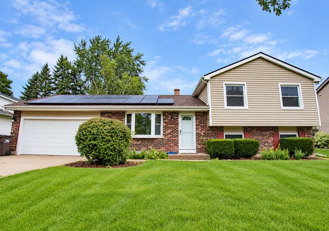 Single family home for sale at 5112 W Greenbrier Dr, McHenry, IL 60050 | MLS# 12755253