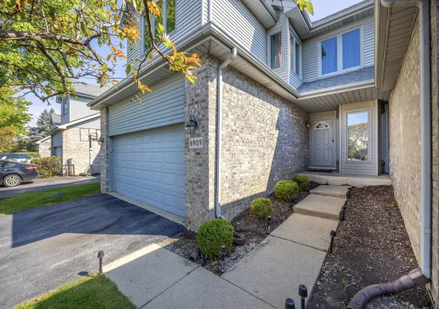 Photo 1 of Townhouse for sale at 6909 Lexington Ct, Tinley Park, IL 60477 | MLS# 12755272 | Listing updated on 2026-09-15