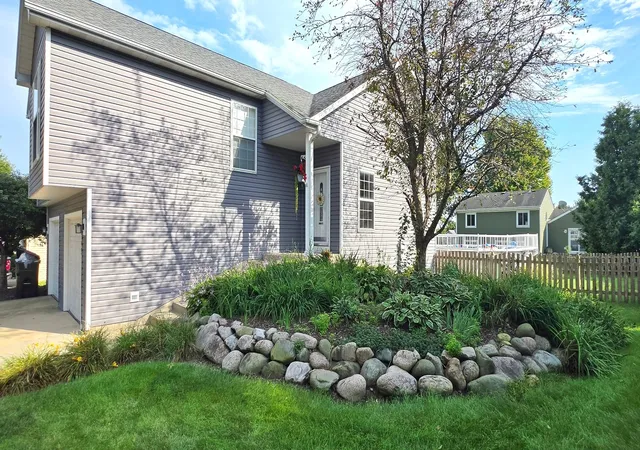 Photo 3 of Single family home for sale at 4749 Oregon Trl, Mc Henry, IL 60050 | MLS# 12755284 | Listing updated on 2026-09-28