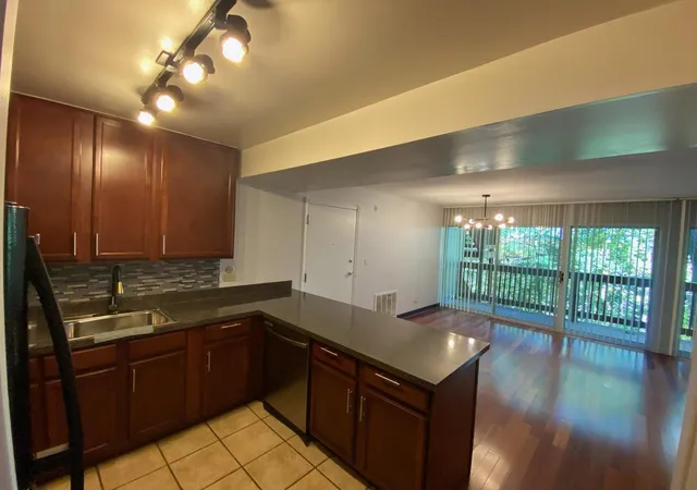 Listing Photo 4 - Condo for sale in building located at 5813 Oakwood Dr, Lisle, IL 60532 - Unit #D