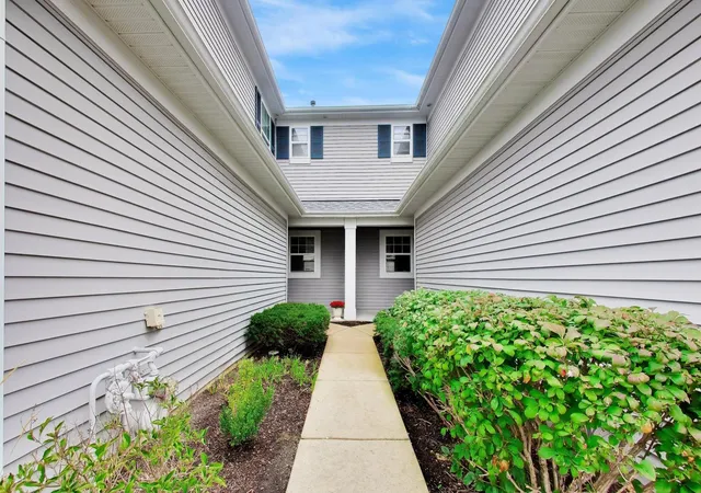 Photo 4 of Townhouse for sale at 2900 Glacier Way #B, Wauconda, IL 60084 | MLS# 12755306 | Listing updated on 2026-10-07