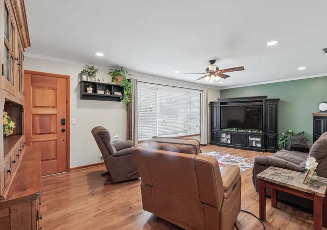 Photo 4 of Single family home for sale at 210 E Overton St, Tuscola, IL 61953 | MLS# 12755308 | Listing updated on 2026-10-01