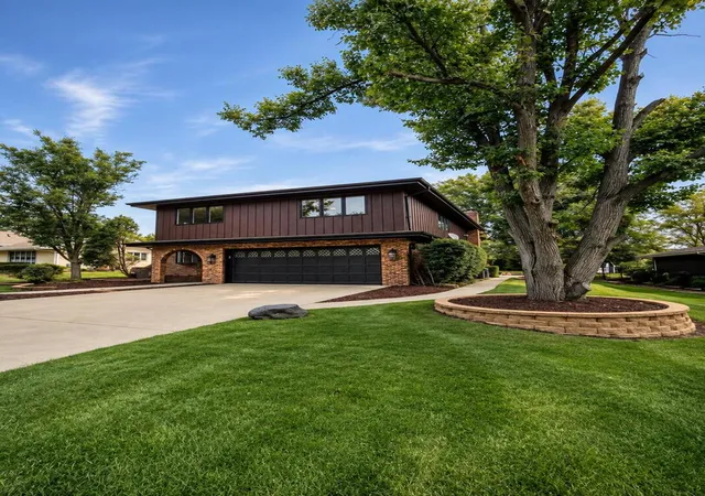 Photo 1 of Single family home for sale at 725 N Birchwood Rd, Frankfort, IL 60423 | MLS# 12755396 | Listing updated on 2026-09-17