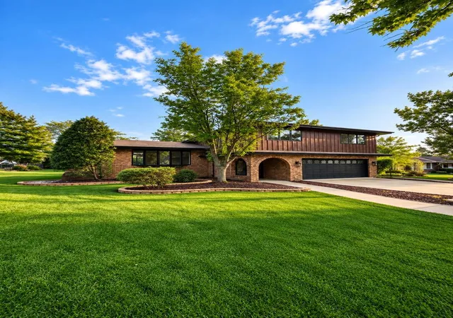 Photo 2 of Single family home for sale at 725 N Birchwood Rd, Frankfort, IL 60423 | MLS# 12755396 | Listing updated on 2026-09-17