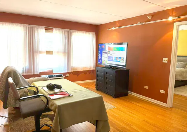 Listing Photo 5 - Condo for sale in building located at 1041 Susan Collins Ln, Oak Park, IL 60302 - Unit #501