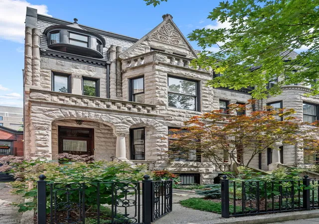 Single family home for sale at 2831 N Pine Grv Ave, Chicago, IL 60657 | MLS# 12755438 | Listing updated on 2026-09-16