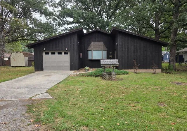 Photo 1 of Single family home for sale at 420 N 9th Street, Benton, IL 62812 | MLS# 12755460 | Listing updated on 2026-09-12