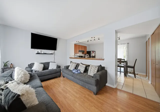 Listing Photo 5 - Condo for sale in building located at 6374 Nugget Cir, Hanover Park, IL 60133