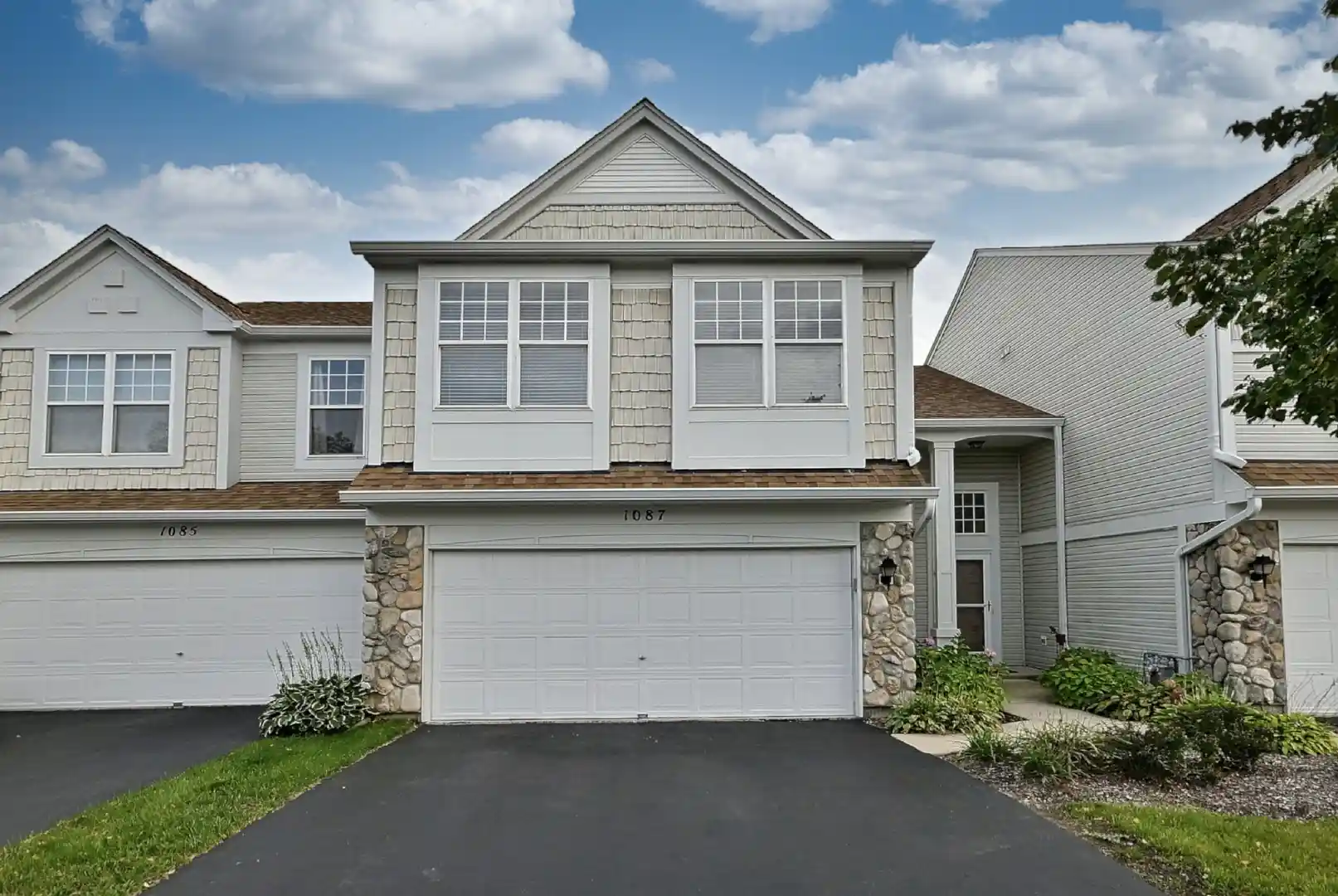 Listing Photo 2 - Condo for sale in 1087 Delta Dr located at 1087 Delta Dr, Elgin, IL 60123 - Unit #1087