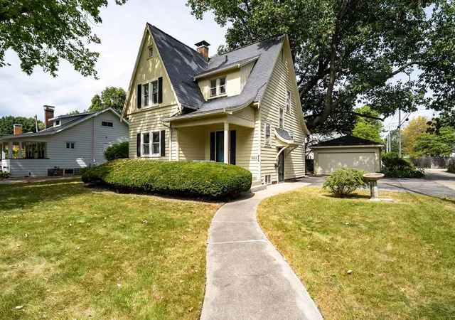 Photo 1 of Single family home for sale at 1604 E Jackson St, Bloomington, IL 61701 | MLS# 12755482 | Listing updated on 2026-09-16