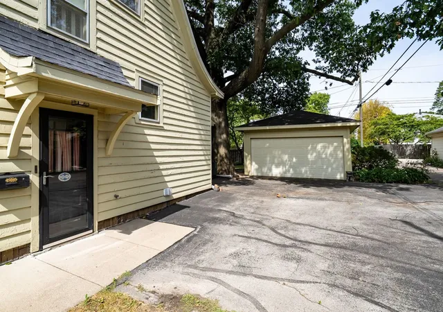 Photo 33 of Single family home for sale at 1604 E Jackson St, Bloomington, IL 61701 | MLS# 12755482 | Listing updated on 2026-10-09