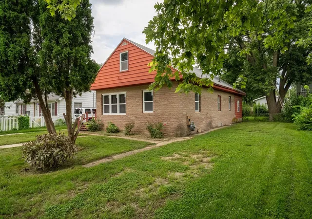 Photo 2 of Single family home for sale at 823 E Prairie St, Pontiac, IL 61764 | MLS# 12755520 | Listing updated on 2026-10-05