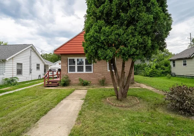 Photo 3 of Single family home for sale at 823 E Prairie St, Pontiac, IL 61764 | MLS# 12755520 | Listing updated on 2026-10-05