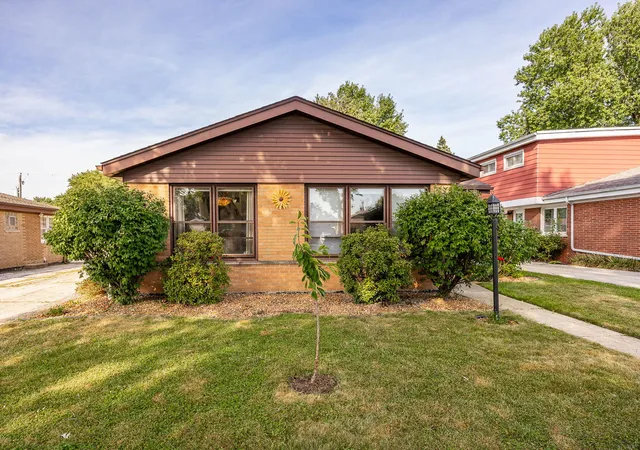 Photo 1 of Single family home for sale at 10536 S Kilbourn Ave, Oak Lawn, IL 60453 | MLS# 12755527 | Listing updated on 2026-09-17