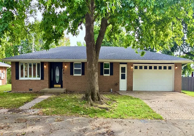 Photo 1 of Single family home for sale at 404 Sunset Dr, Heyworth, IL 61745 | MLS# 12755558 | Listing updated on 2026-09-17