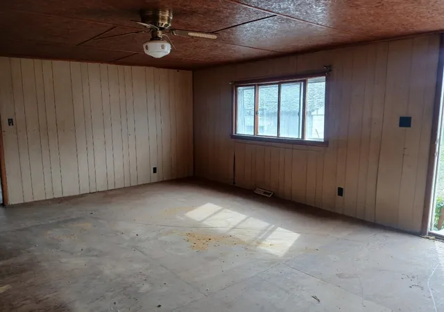 Photo 4 of Single family home for sale at 1016 State St, Colona, IL 61241 | MLS# 12755564 | Listing updated on 2026-09-23