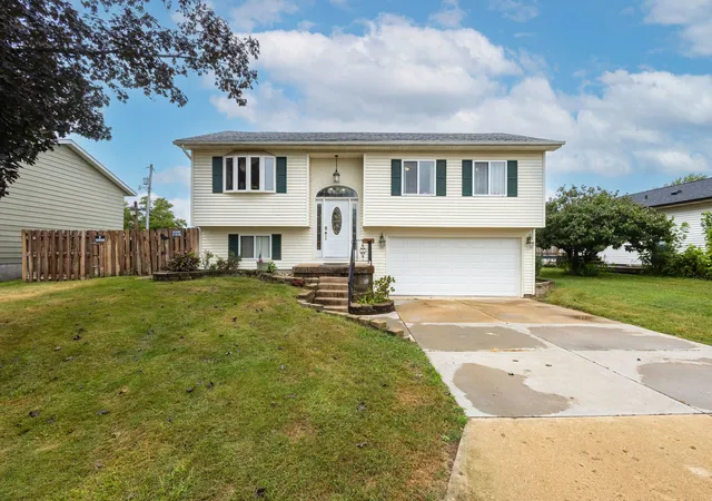 Photo 3 of Single family home for sale at 4205 8 1/2 St, East Moline, IL 61244 | MLS# 12755624 | Listing updated on 2026-09-12