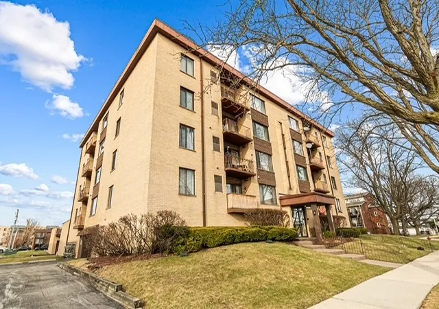 Photo 1 of Condo for sale at 5800 W 105th Street #4C, Oak Lawn, IL 60453 | MLS# 12755630 | Listing updated on 2026-09-12