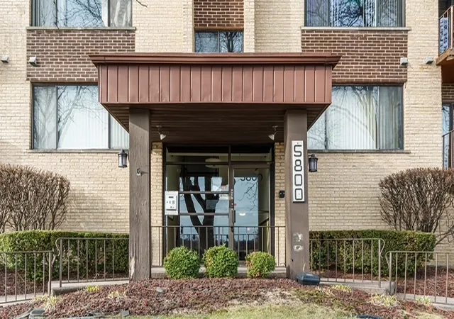 Photo 2 of Condo for sale at 5800 W 105th Street #4C, Oak Lawn, IL 60453 | MLS# 12755630 | Listing updated on 2026-09-25