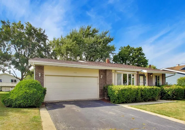 Photo 3 of Single family home for sale at 1009 Beverly Ct, Lombard, IL 60148 | MLS# 12755637 | Listing updated on 2026-09-24