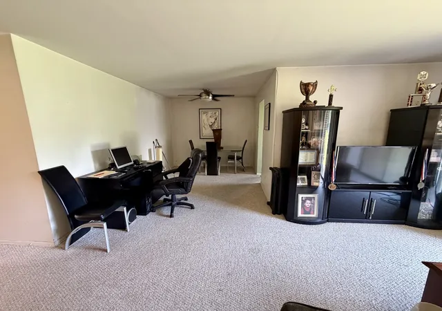 Listing Photo 4 - Condo for sale in building located at 871 E Coach Rd, Palatine, IL 60074 - Unit #5