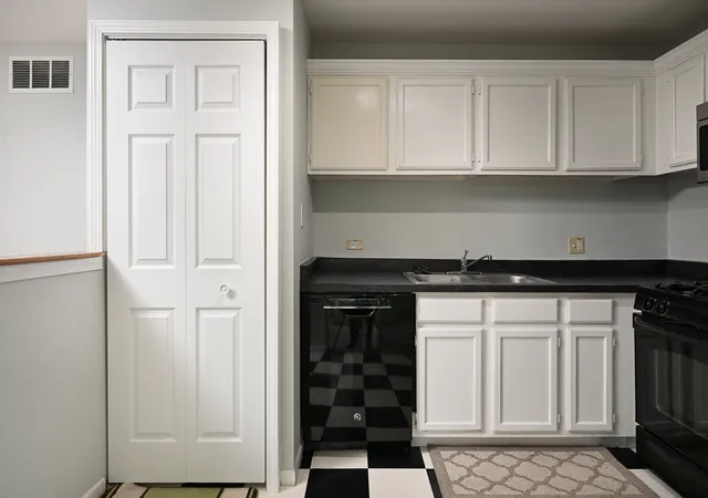 Listing Photo 4 - Condo for sale in building located at 59 Gant Cir, Streamwood, IL 60107 - Unit #G
