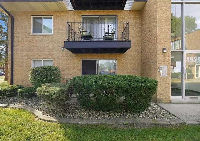 Photo 2 of Condo for sale at 4929 W 109th Street #101, Oak Lawn, IL 60453 | MLS# 12755722 | Listing updated on 2026-09-24