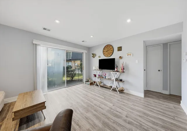 Listing Photo 4 - Condo for sale in building located at 4929 W 109Th St, Oak Lawn, IL 60453 - Unit #101