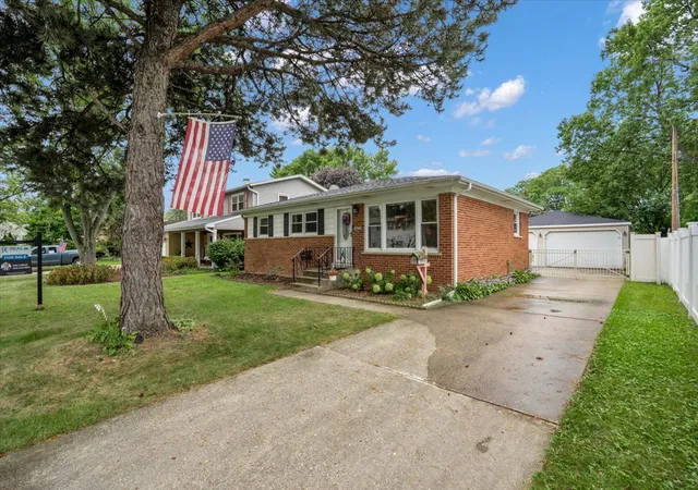 Photo 1 of Single family home for sale at 1402 S Robert Dr, Mount Prospect, IL 60056 | MLS# 12755729 | Listing updated on 2026-09-21