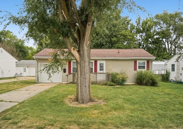 Photo 3 of Single family home for sale at 1115 Eastview Dr, Paxton, IL 60957 | MLS# 12755741 | Listing updated on 2026-10-08