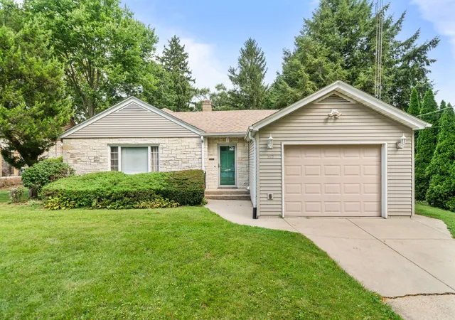 Photo 1 of Single family home for sale at 915 W Lincoln Ave, Belvidere, IL 61008 | MLS# 12755781 | Listing updated on 2026-09-12