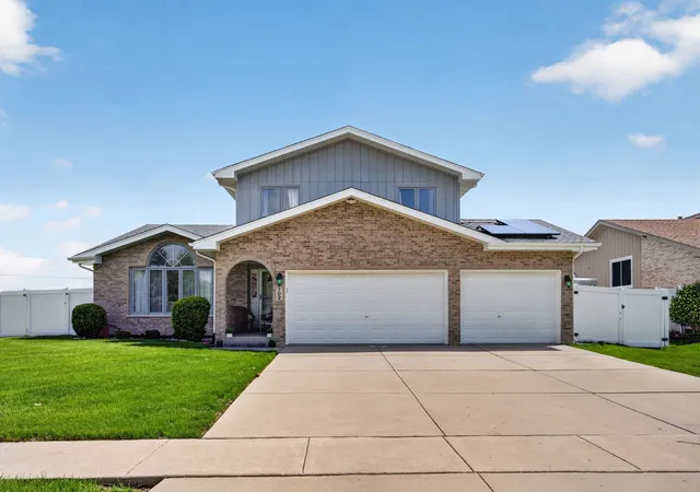 Single family home for sale at 702 Longwood Ct, Minooka, IL 60447 | MLS# 12755785