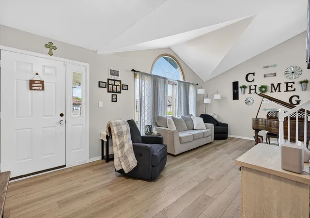 Photo 3 of Single family home for sale at 702 Longwood Ct, Minooka, IL 60447 | MLS# 12755785 | Listing updated on 2026-10-07