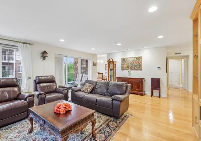 Photo 4 of Condo for sale at 640 Robert York Ave #308, Deerfield, IL 60015 | MLS# 12755805 | Listing updated on 2026-09-24