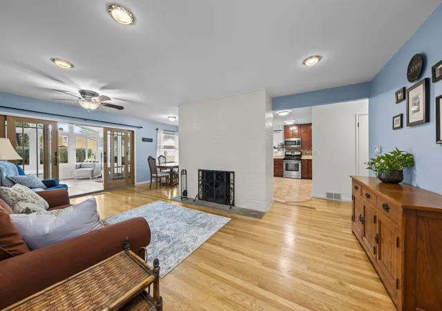 Photo 2 of Single family home for sale at 419 S Phelps Ave, Arlington Heights, IL 60004 | MLS# 12755807 | Listing updated on 2026-09-24