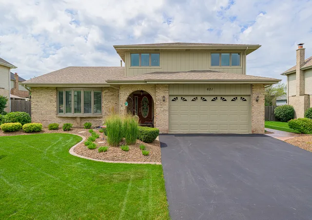 Single family home for sale at 621 Vanderbilt Dr, New Lenox, IL 60451 | MLS# 12755810